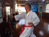 Ukázka techniky úderu senseiem Yasuhiro Uemou 10.Dan na dopoledním tréninku.