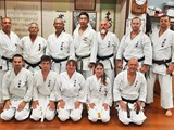 Společná fotografie po jednom z večerních tréninků v Shubukan dójo Okinawa.